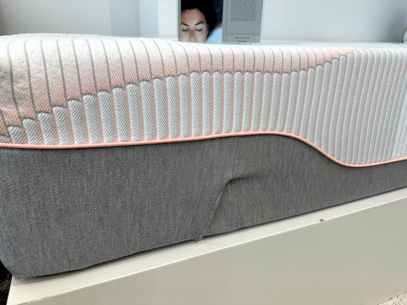 BekaertDeslee showroom innovation textiles. The zipperless cover is made from one type of yarn and can be easily disassembled at the end of the mattress’ useful life. 